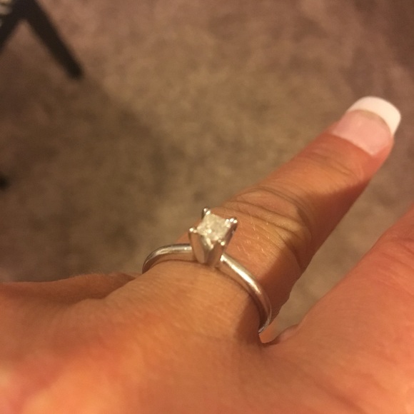 1/3 Karat Diamond engagement ring - Picture 2 of 5